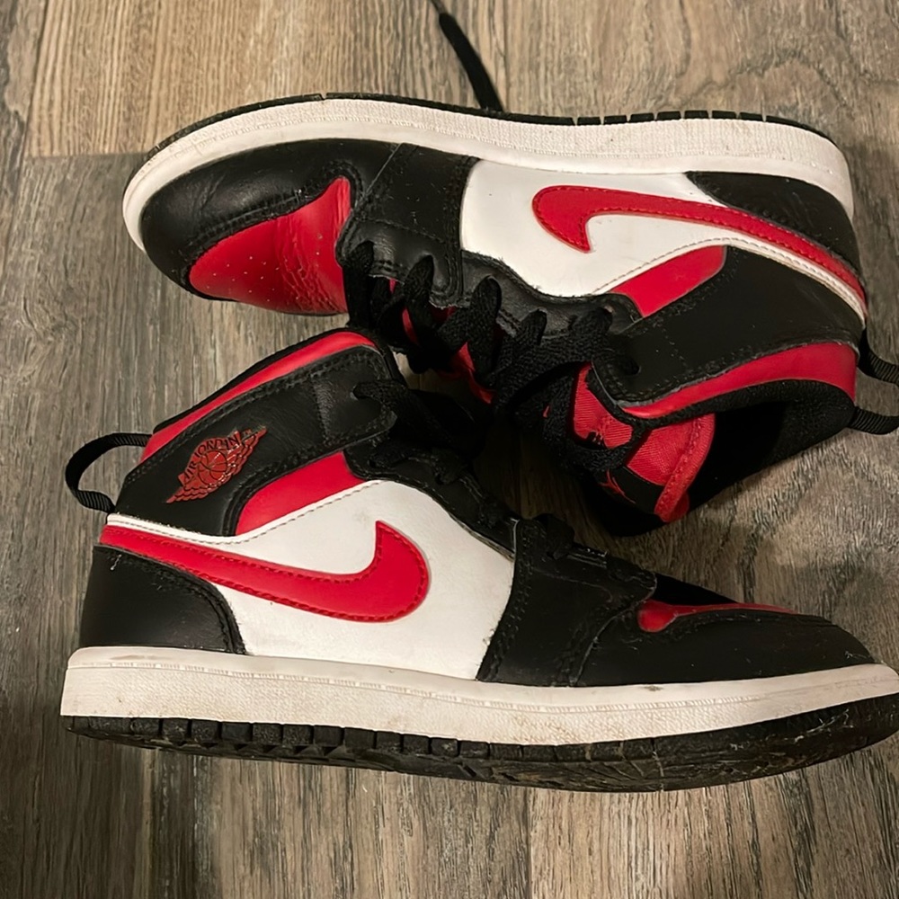 Jordan 1 Mid. Size 2.